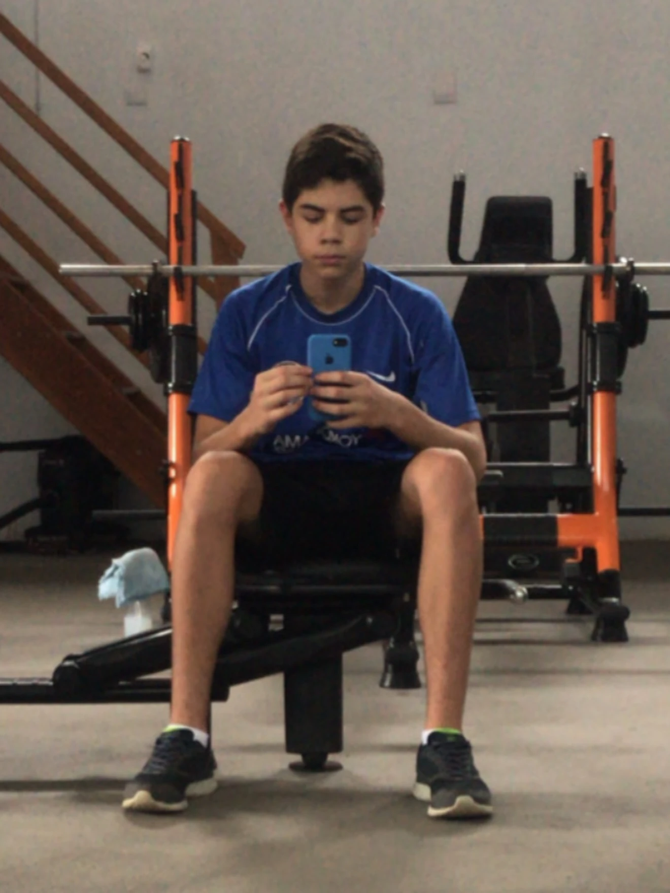 Arthur Paschoalette em frente ao espelho
