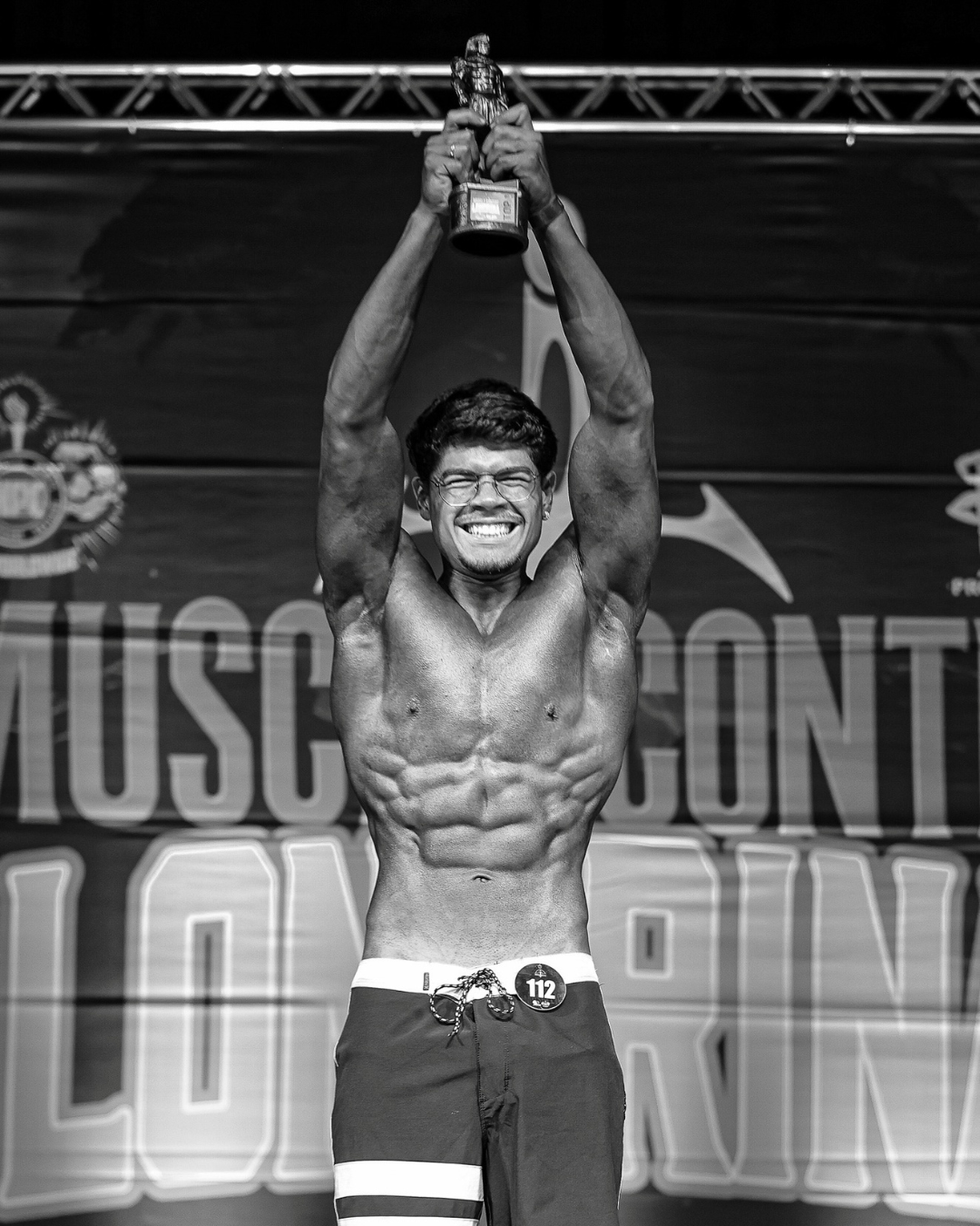 Arthur Paschoalette erguendo troféu no palco