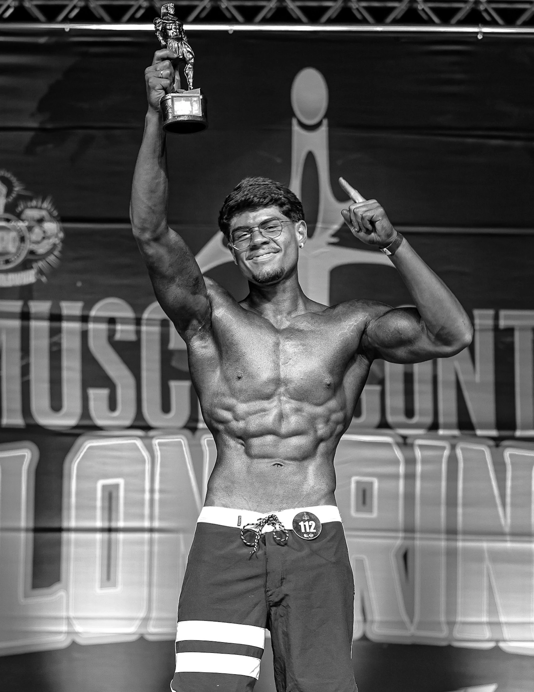 Arthur Paschoalette erguendo troféu no palco