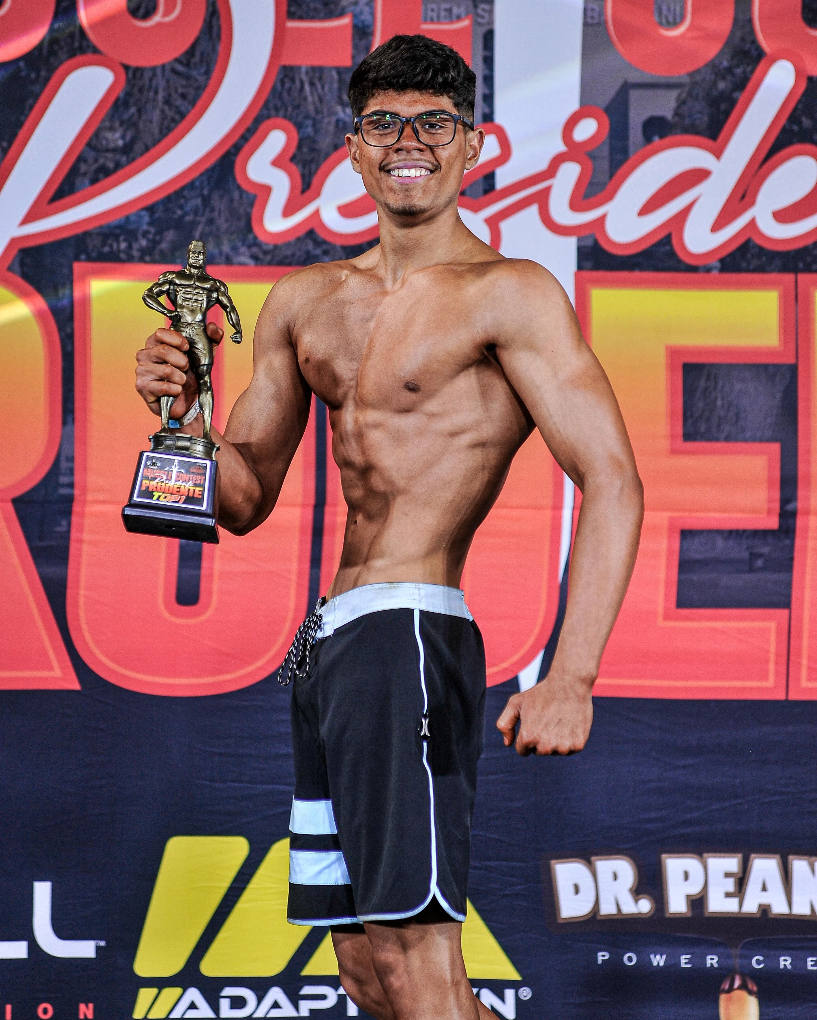 Arthur Paschoalette com o troféu de 1º lugar do seu primeiro campeonato, aos 14 anos